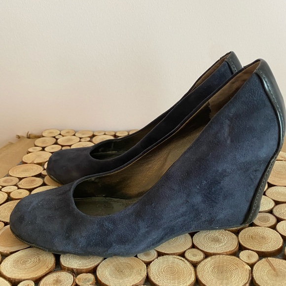 Kenneth Cole reaction navy suede wedges size 7 - Picture 2 of 6